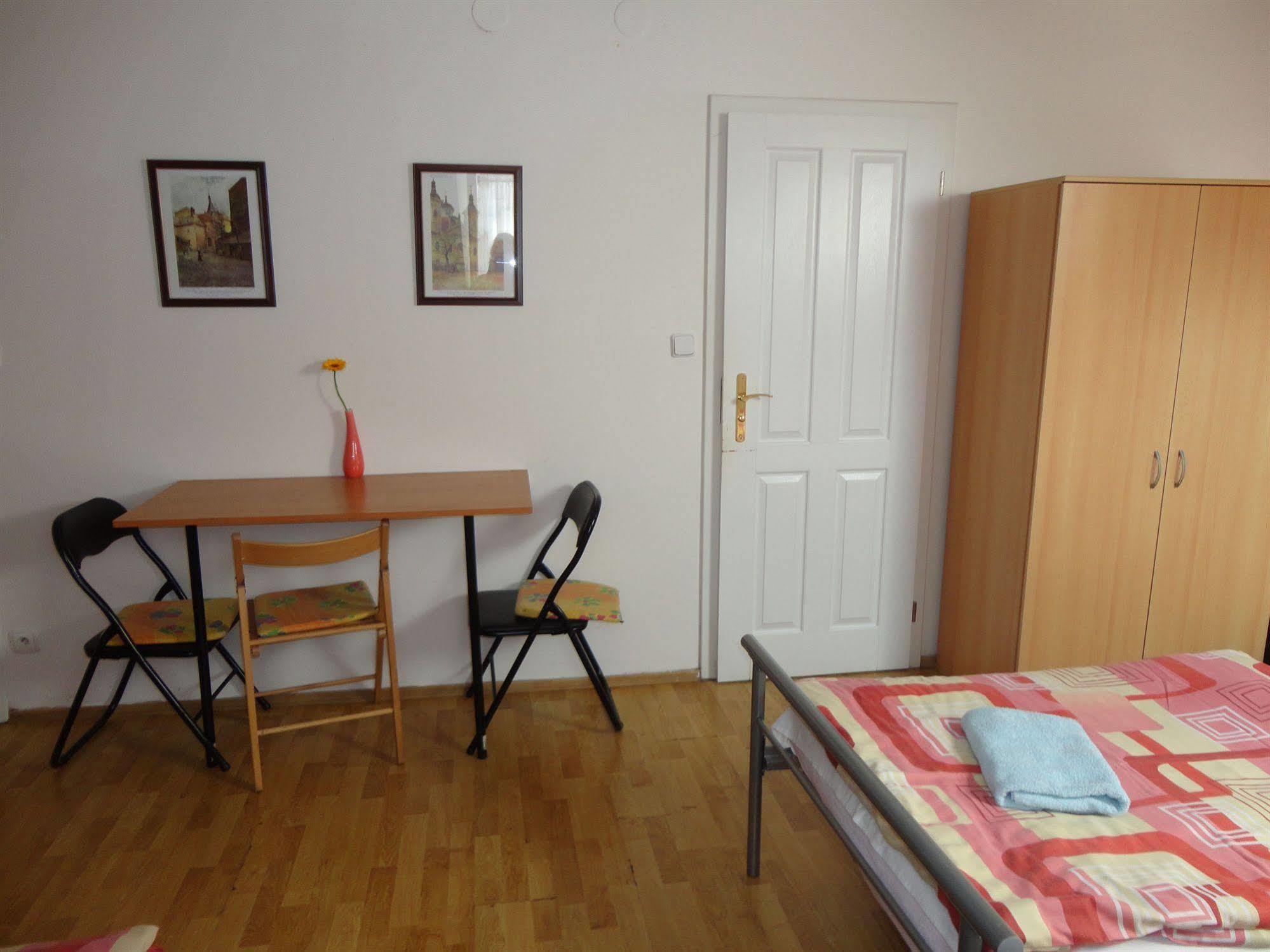 Pension Tara Praag Buitenkant foto